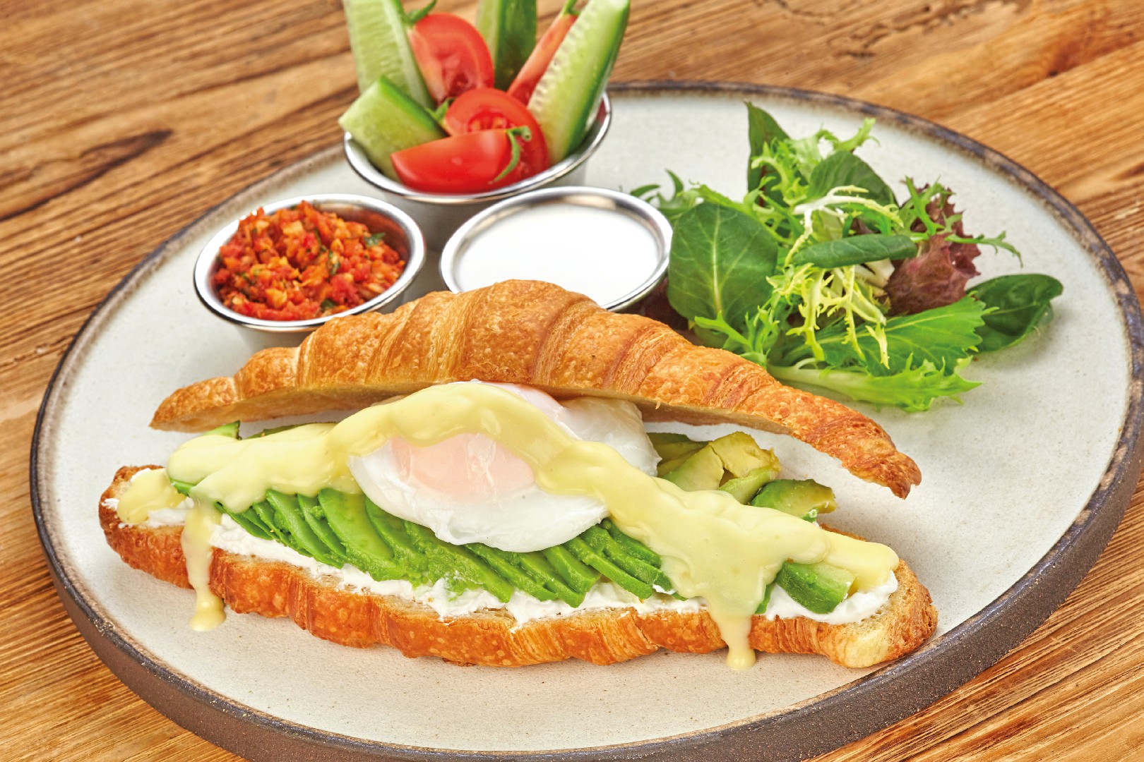 Poşe Yumurtalı ve Avokadolu Kruvasan