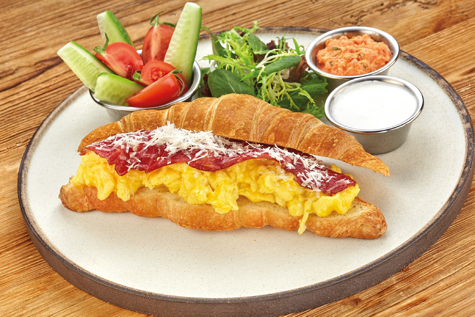 Füme Kaburga ve Çırpılmış Yumurtalı Kruvasan