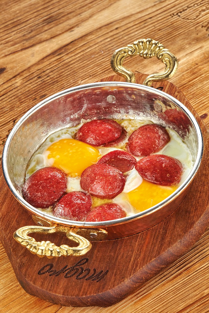 Sahanda Sucuklu Yumurta
